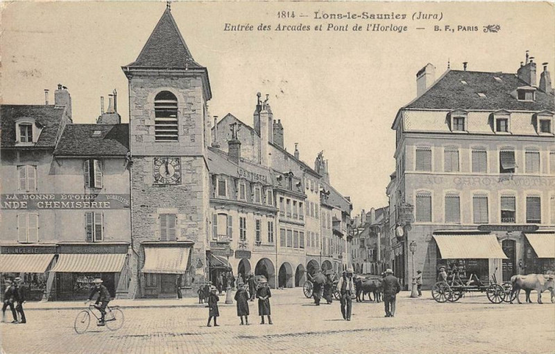 Carte postale ancienne Lons Le Saunier Entree Des Arcades Pont Horloge à Lons-le-Saunier