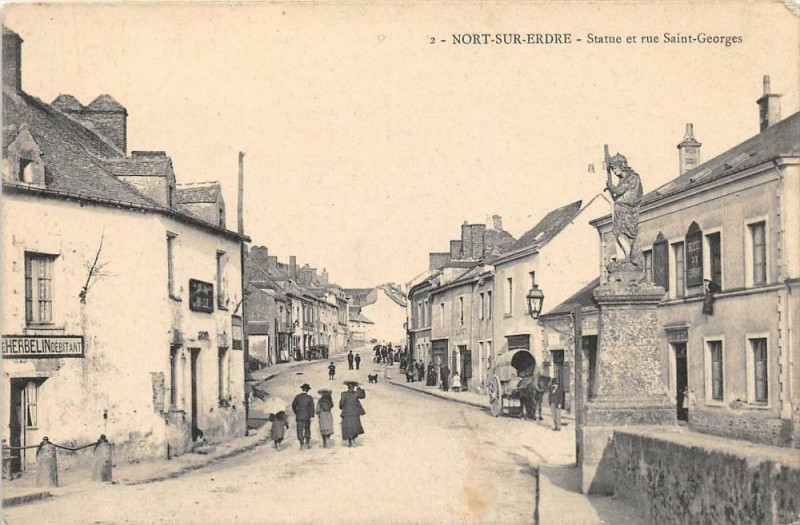 Carte postale ancienne Nort Sur Erdre Statue Rue Saint Georges à Nort-sur-Erdre