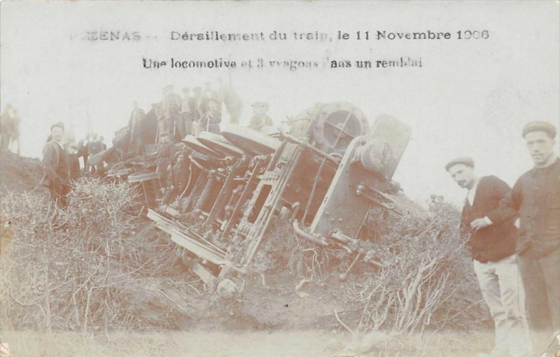 Carte postale ancienne Pezenas Deraillement Du Train 11 Nov 1906 Une Locomotive Et 3 Wagons Dans à Pézenas