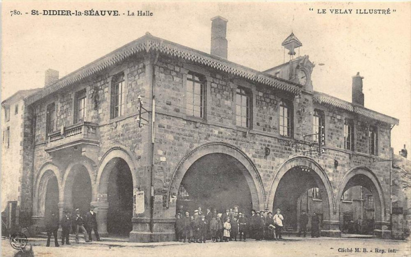 Carte postale ancienne Saint Didier La Seauve La Halle