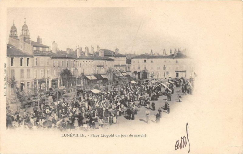 Carte postale ancienne Luneville Place Leopold Un Jour De Marche (dos non divisé) à Lunéville