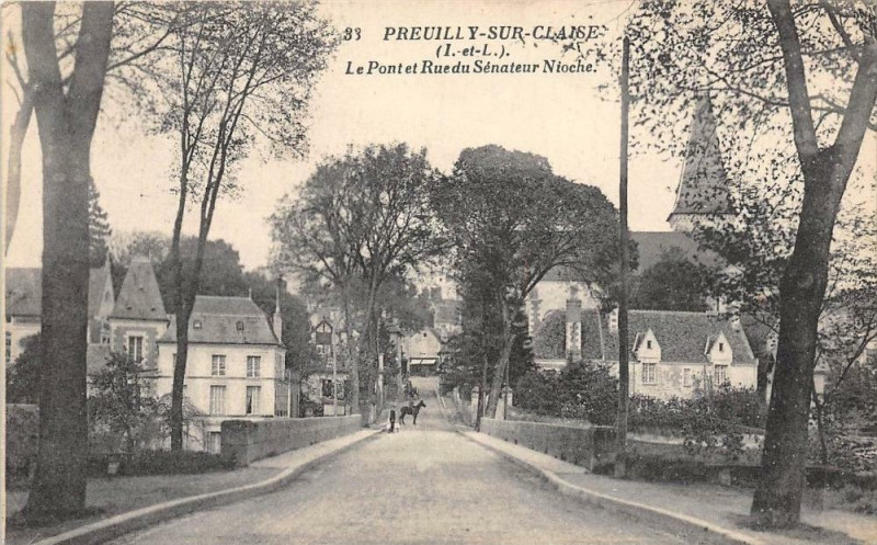 Carte postale ancienne Preuilly Sur Claise Le Pont Et Rue Senateur Nioche à Preuilly-sur-Claise