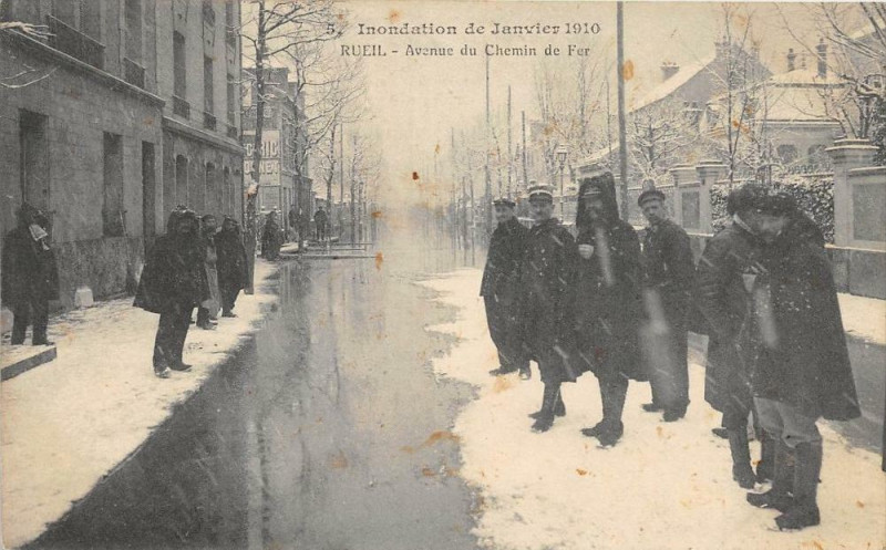 Carte postale ancienne Rueil Inondations 1910 Avenue Du Chemin De Fer