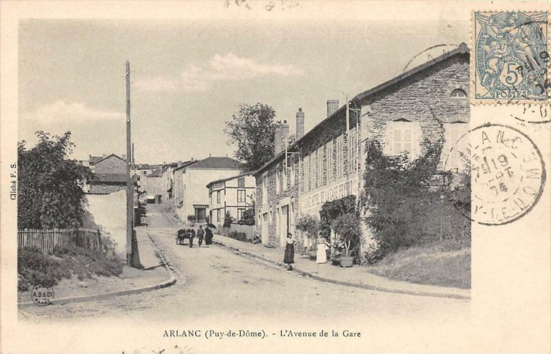Carte postale ancienne Arlanc L'Avenue De La Gare à Arlanc