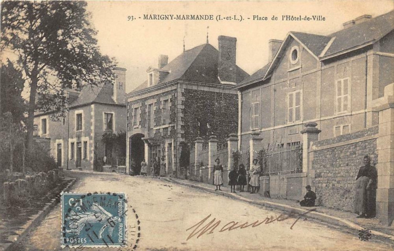 Carte postale ancienne Marigny Marmande Place De L'Hotel De Ville (pas courante à Marigny-Marmande