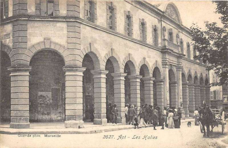 Carte postale ancienne Apt Les Halles à Apt