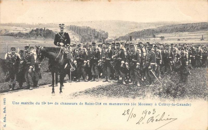 Carte postale ancienne Une Marche Du 10 Bataillon De Chasseurs De Saint-Die En Manoeuvres De Mousse