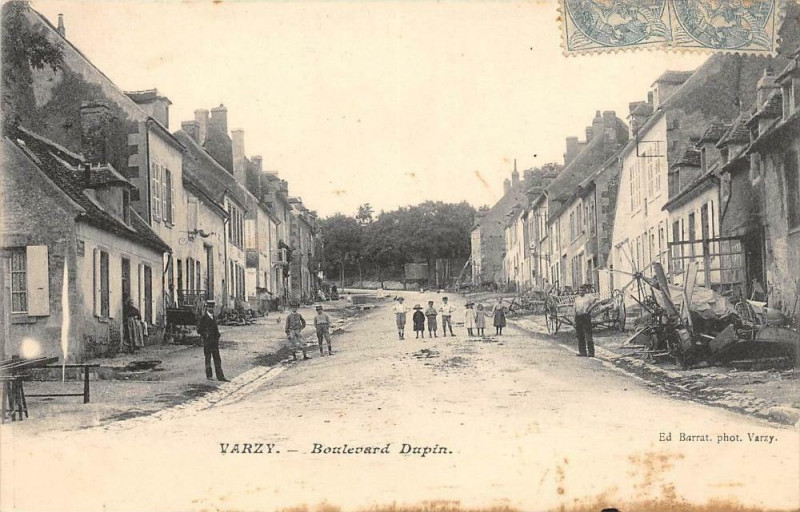 Carte postale ancienne Varzy Boulevard Dupin à Varzy