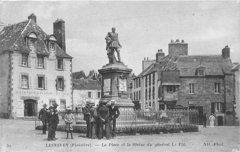 Carte postale ancienne Lesneven La Place Et Statue Flo à Lesneven