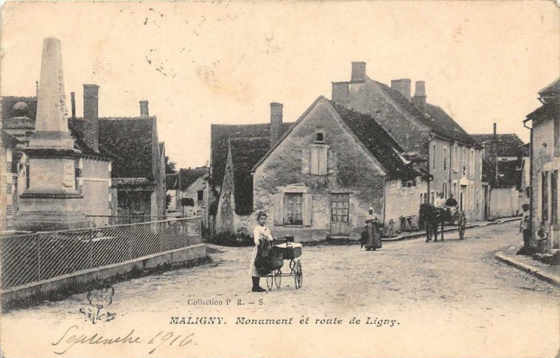 Carte postale ancienne Maligny Monument Et Route De Ligny à Maligny