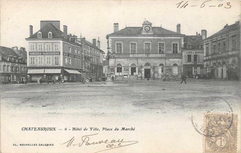 Carte postale ancienne Chateauroux Hotel De Ville Place Du Marche (dos non divisé) à Châteauroux