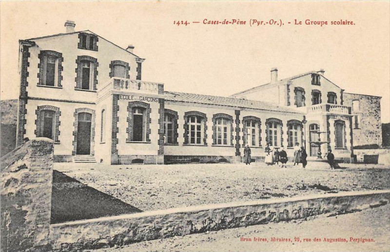 Carte postale ancienne Cases De Pene Le Groupe Scolaire