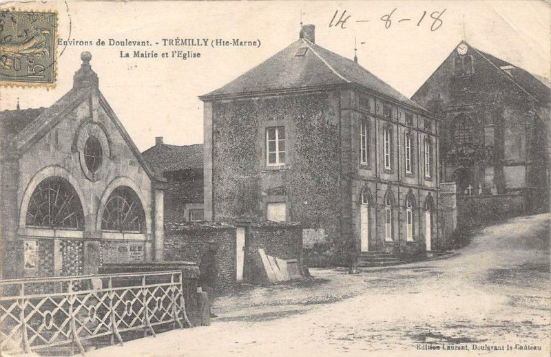 Carte postale ancienne Tremilly La Mairie Et L'Eglise à Trémilly