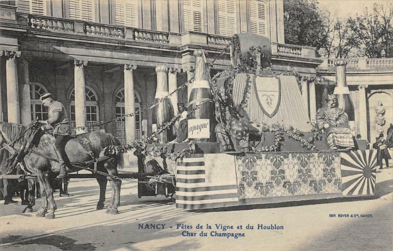 Carte postale ancienne Nancy Fete De La Vigne Et Du Houblon Char Du Champagne à Nancy