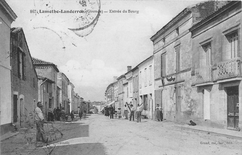 Carte postale ancienne Lamothe Landerron Entree Du Bourg à Bourg