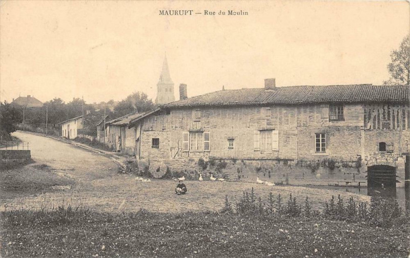 Carte postale ancienne Maurupt Rue Du Moulin (cliché pas courant