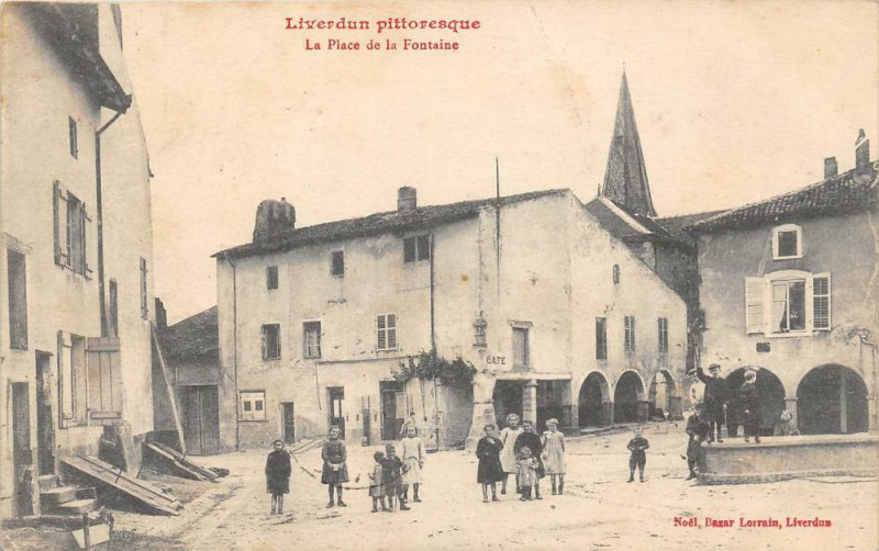 Carte postale ancienne Liverdun La Place De La Fontaine à Liverdun