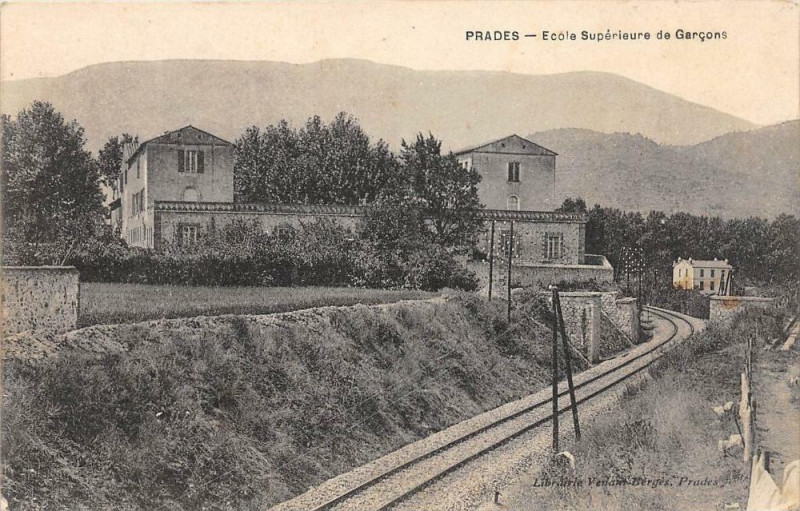 Carte postale ancienne Prades Ecole Superieure De Garcons à Prades