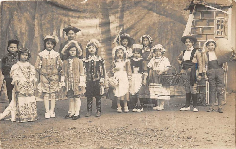 Carte postale ancienne Langon Carte Photo Certainement Representation Au Theatre Des Enfants (au à Langon