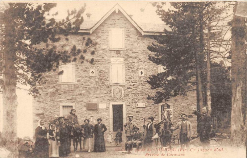 Carte postale ancienne Chalet De Garde Du Canigou Arrivee D'Une Caravane