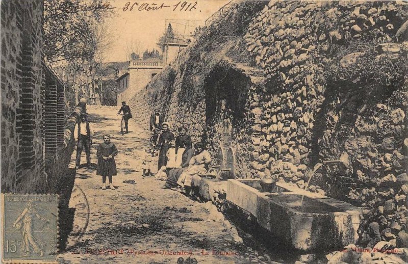 Carte postale ancienne Finestret La Fontaine à Finestret