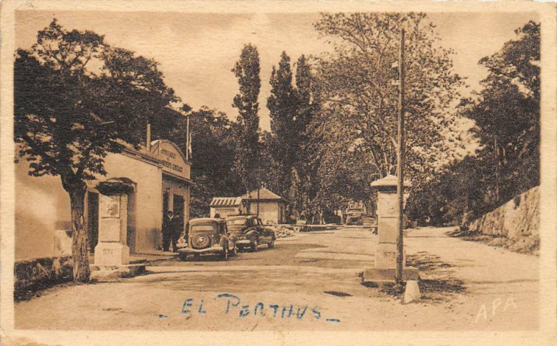 Carte postale ancienne Le Perthus Poste Frontiere Police Francaise au Perthus