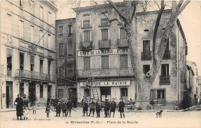 Carte postale ancienne Rivesaltes Place De La Mairie à Rivesaltes