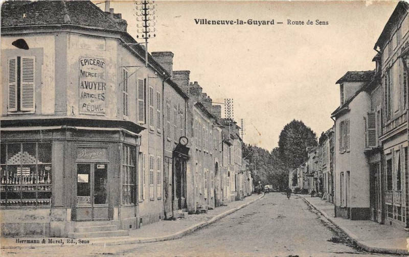 Carte postale ancienne Villeneuve La Guyard Route De Sens à Sens