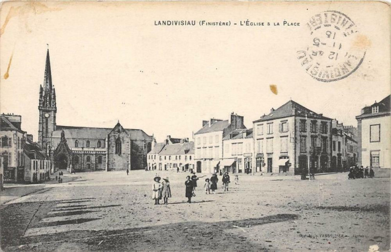 Carte postale ancienne Landivisiau L'Eglise Et La Place (cpa pas courante à Landivisiau