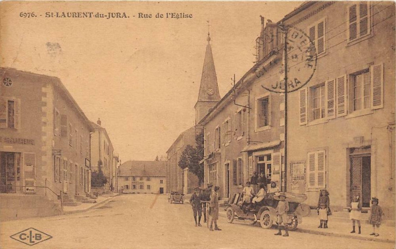 Carte postale ancienne Saint Laurent Du Jura Rue De L'Eglise