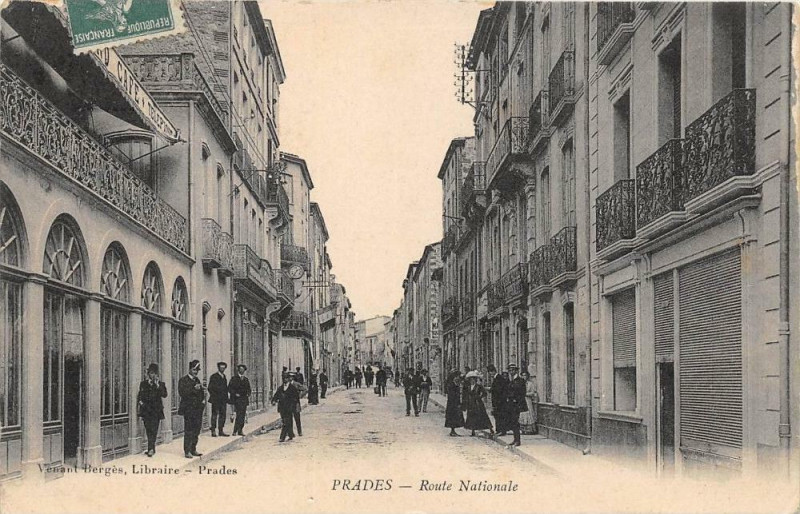Carte postale ancienne Prades Route Nationale à Prades