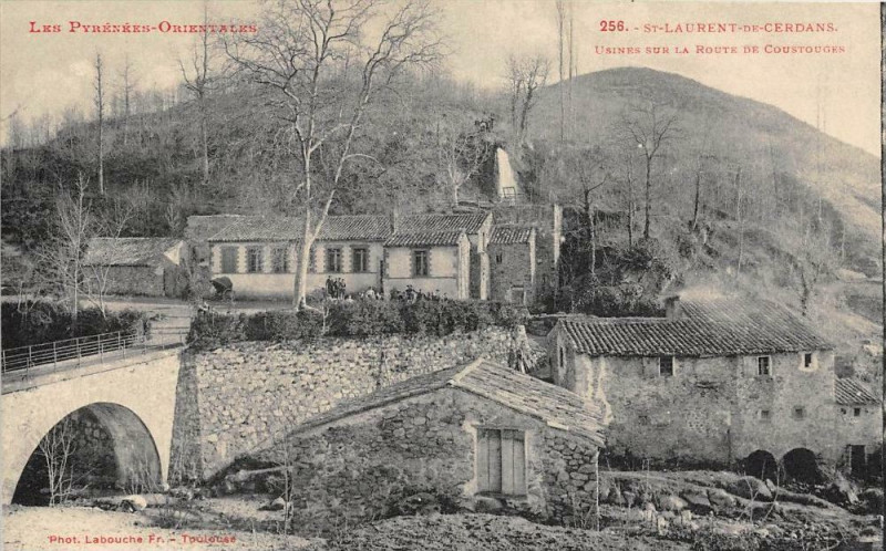 Carte postale ancienne Saint Laurent De Cerdans Usines Sur La Route De Coustouges à Coustouges