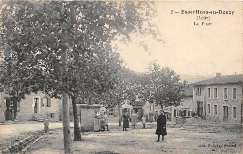 Carte postale ancienne Essertines En Donzy La Place à Essertines-en-Donzy