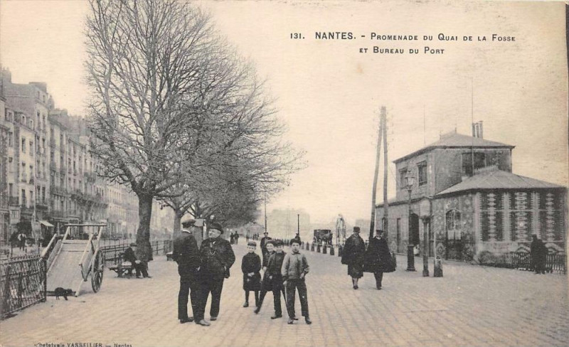 Carte postale ancienne Nantes Promenade Du Quai De La Fosse Et Bureau Du Port à Nantes