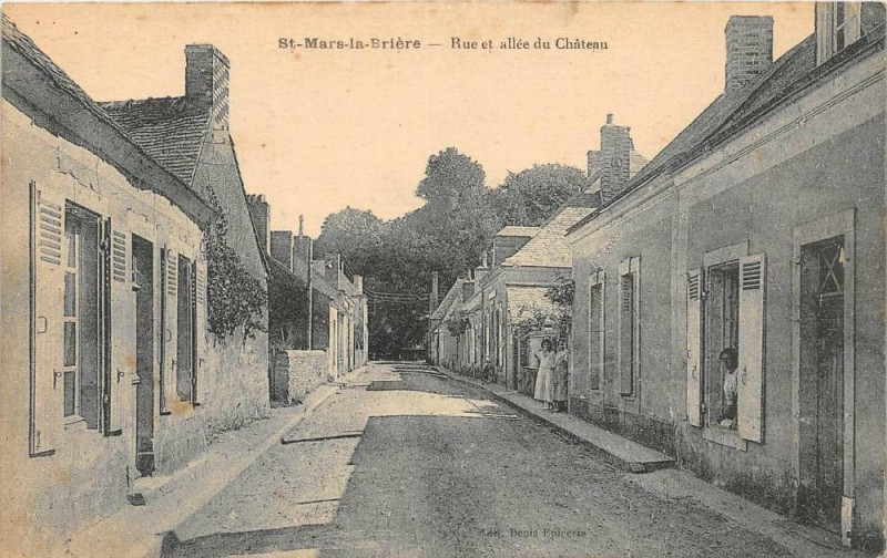 Carte postale ancienne Saint Mars La Briere Rue Et Allee Du Chateau