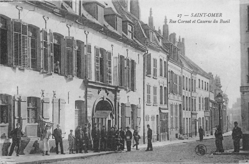 Carte postale ancienne Saint Omer Rue Carnot Caserne Du Bueil à Saint-Omer