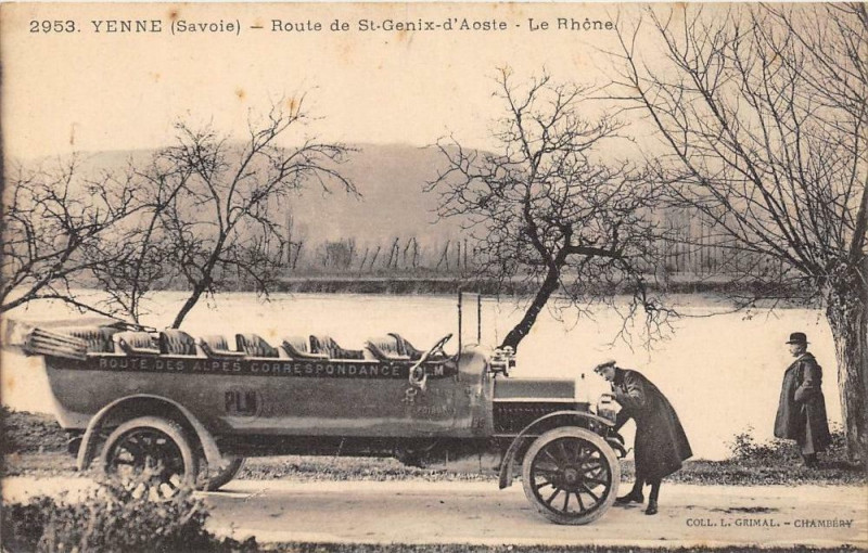 Carte postale ancienne Yenne Route De Saint Genix D'Aoste Le Rhone ( Autobus Avec Le Chauffeur à Yenne