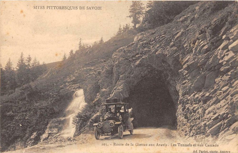 Carte postale ancienne Route De La Giettaz Aux Aravis Les Tunnels Et Une Cascade ( Voiture Belle à La Giettaz