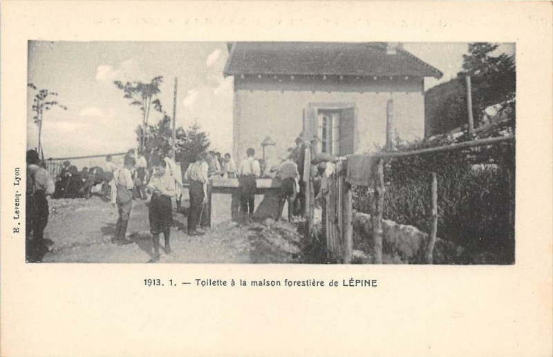 Carte postale ancienne Toilette A La Maison Forestiere De Lepine