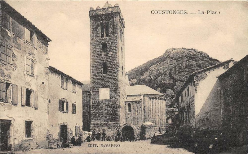 Carte postale ancienne Coustouges La Place à Coustouges
