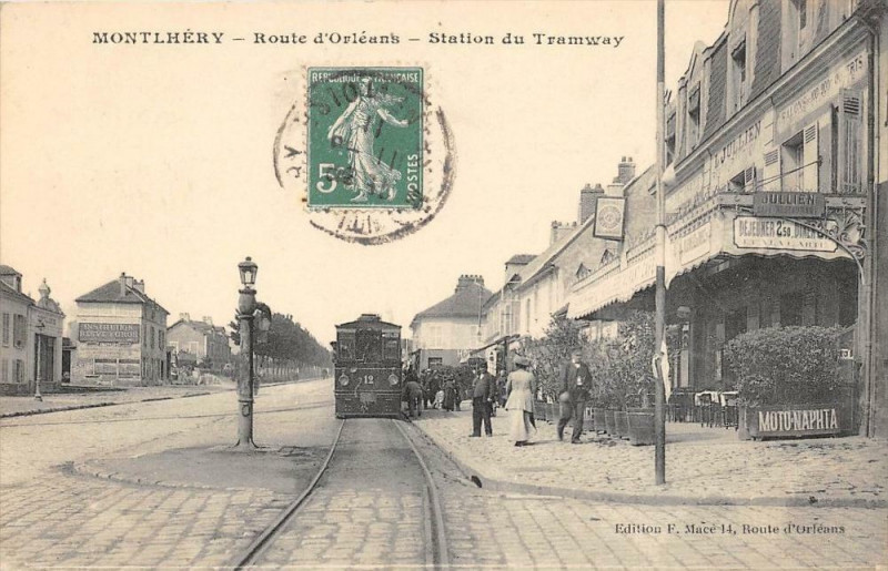 Carte postale ancienne Route d'Orléans - Station du Tramway à Montlhéry