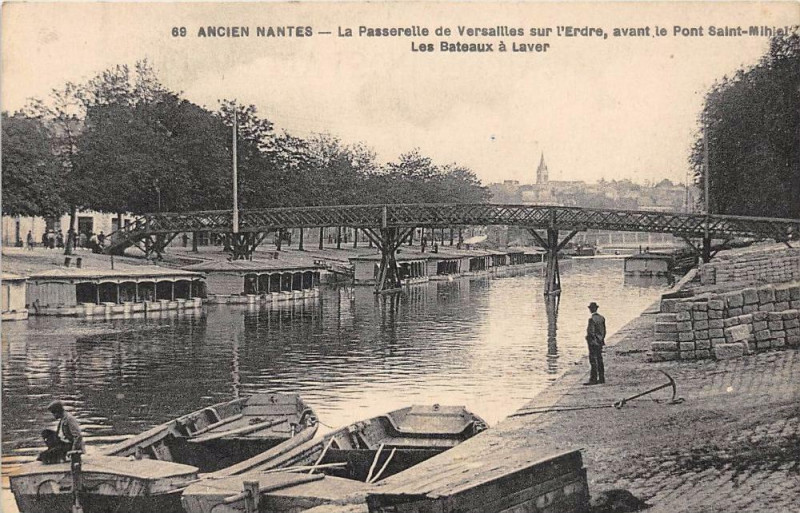 Carte postale ancienne Ancien Nantes La Passerelle De Versailles Les Bateaux A Laver à Nantes