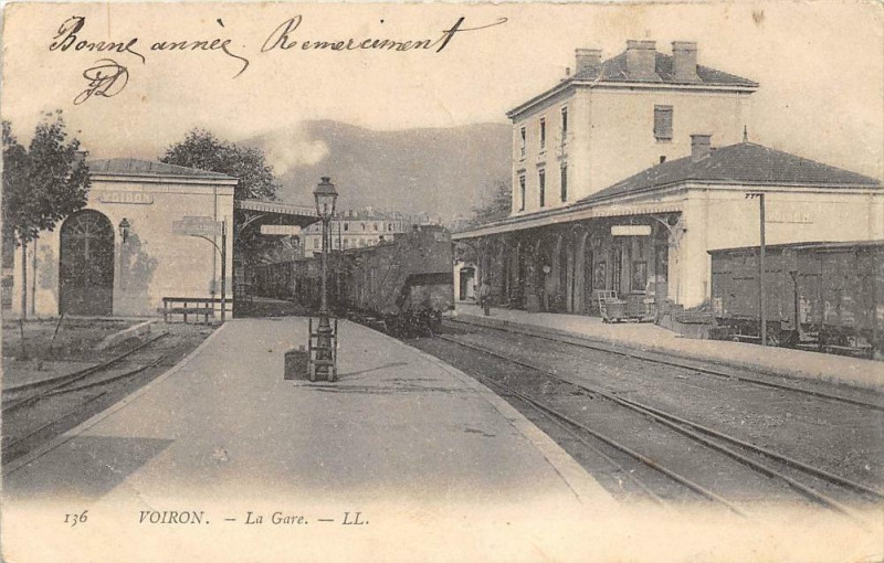 Carte postale ancienne Voiron La Gare (train en gare à Voiron
