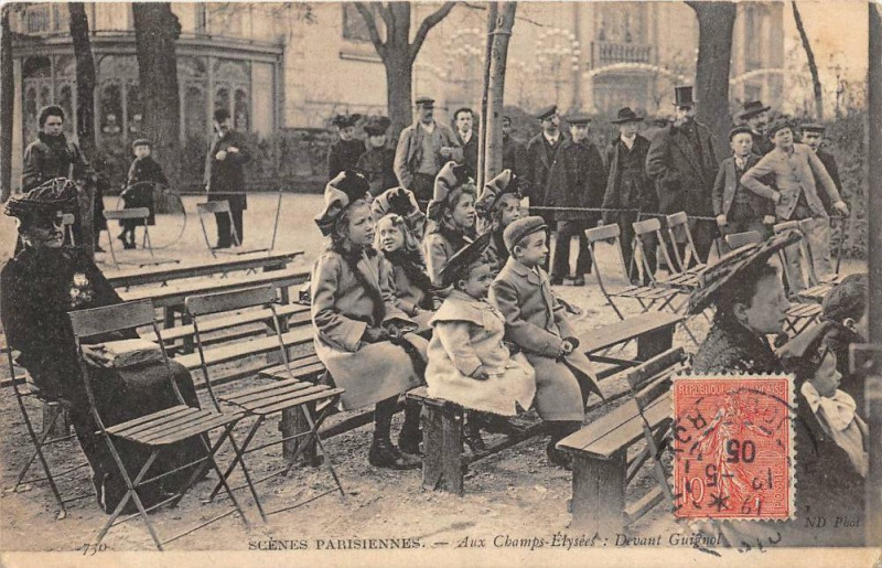 Carte postale ancienne Paris Scenes Parisiennes Aux Champs Elysees Devant Guignol à Paris