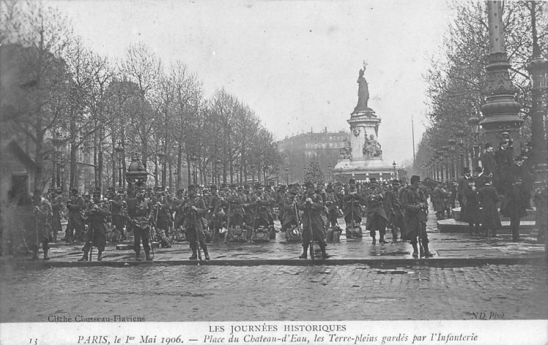 Carte postale ancienne Paris Les Journees Historiques Place Du Chateau D'Eau Les Terre Pleins Ga à Paris