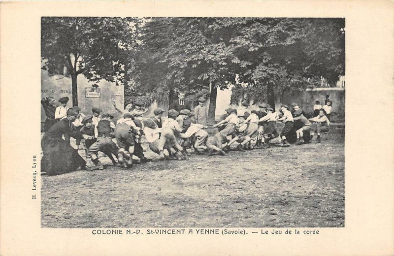 Carte postale ancienne 74 Yenne Colonie N.d.st Vincent A Yenne Le Jeu De La Corde à Yenne