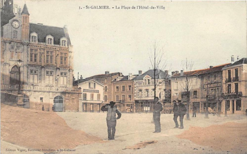Carte postale ancienne Saint Galmier La Place De L'Hotel De Ville (cliché pas courant à Saint-Galmier