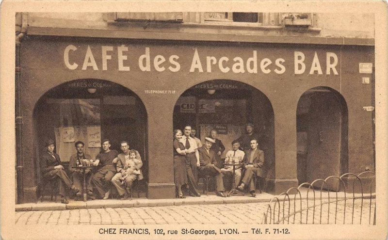 Carte postale ancienne Lyon Cafe Des Ardades Bar Chez Francis Rue Saint Georges A Lyon à Lyon