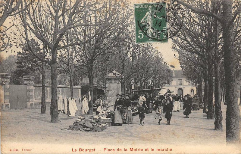 Carte postale ancienne Le Bourget Place De La Mairie Et Le Marche au Bourget