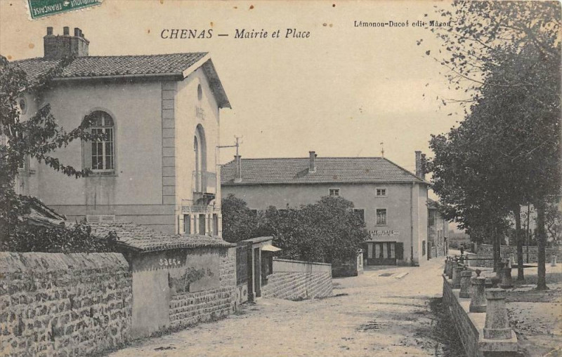 Carte postale ancienne Chenas Mairie Et Place à Chénas